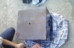 Двое мужчин украли сейф с деньгами и золотыми украшениями из частного дома в Чите