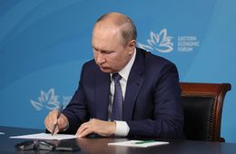 Владимир Путин поручил сократить количество контрольных работ в школах