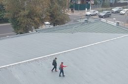 По крыше одного из торговых центров Читы гуляют дети