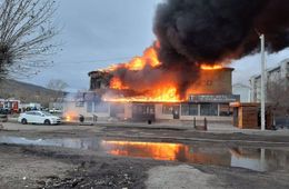 В Чите на Острове горит здание крытого рынка