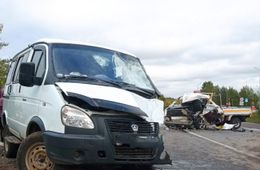 Микроавтобус и грузовик столкнулись в Чите. Один человек погиб, шестеро пострадали