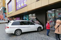 Водитель легковушки врезался в здание ТЦ «Шоколад» в Чите