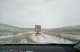 Из-за снега дальнобойщики не могут преодолеть перевал в Забайкалье (видео)