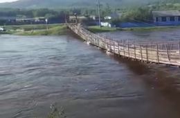Пешеходный мост в селе Урюм провалился под микрогрузовиком (видео)  
