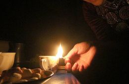 Жители станции Сосняк в Карымском районе сутки просидели без света. Нанимать электрика пришлось за свой счет 