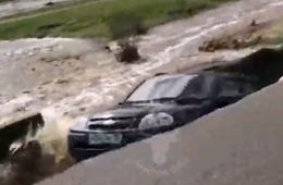 Машину смыло с трассы в Балейском районе (видео)