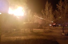 Двухэтажный барак горит на улице Новобульварной в Чите (видео)