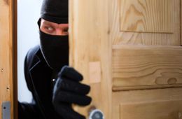 Кухонные воры: мужчина с подельницей ограбили дом в Чернышевском районе