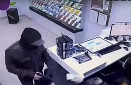 Разбойник с игрушечным пистолетом напал на два магазина в Ясногорске