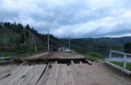 Дорожники начали делать объезд на месте обрушения моста в Петровск-Забайкальском районе