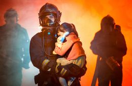 Пожарные Краснокаменска спасли ребёнка из горящей квартиры