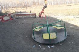 Из села под Читой убрали детскую площадку – за год ее ломали десятки раз