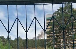 Лес горит в двух местах в Чите, пожарные занимаются ликвидацией огня