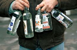 Четыре ящика водки украли в магазине в Газ-Заводском районе