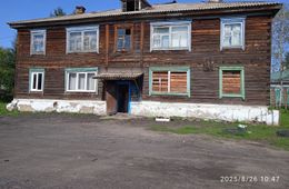 Одна в ветхом бараке