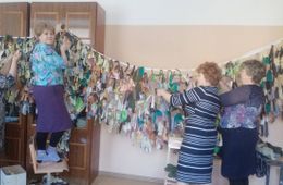 Не заметны для врага. Забайкальские учителя плетут маскировочные сети для участников спецоперации.