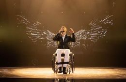 Прикованный к инвалидной коляске итальянец исполнил песню на бурятском и русском языке