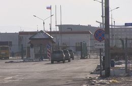 Несмотря на запрет, пограничники РФ выпустили машину в Китай через границу