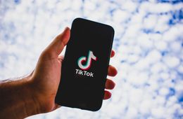 TikTok приостановил работу в России из-за фейков