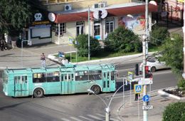 Легковушка въехала в троллейбус в Чите