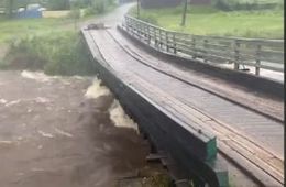 В Могоче разбушевались реки — один мост смыло, второй подмывает 