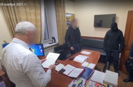 Появилось видео задержания начальника ОСБ УМВД Забайкалья и его коллеги
