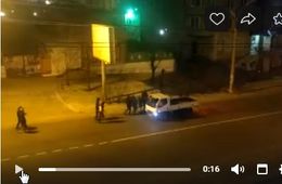 В центре Читы хулиганы разбили грузовик, стоящий на обочине (видео)