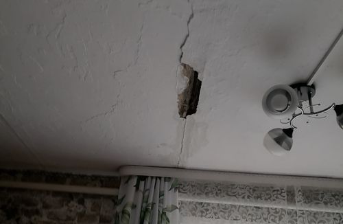 Квартиру жительницы Верх-Усуглей заливает дождями