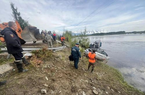 Одна девушка погибла, другую ищут после страшного ДТП в Чаре