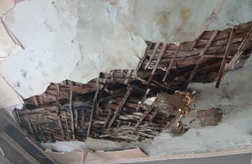 Аварийный дом в Чите топит, но его не расселяют