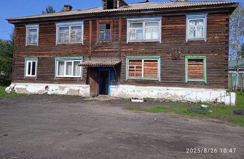 Одна в ветхом бараке