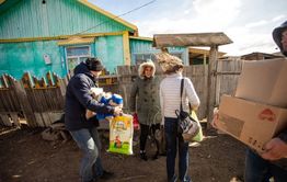 «Вечорка» и «Чита.Ру» привезли продуктов старушке, поговорившей с блогером Варламовым