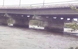 Вода начала размывать мост через Читинку в районе Угдана