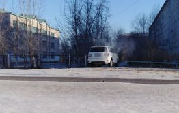Водитель внедорожника без номеров уснул в машине, перегородив тротуар