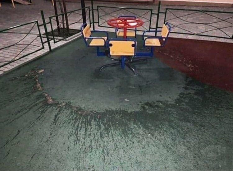 ​Жителю Читы поплохело после катания на самодельной электрокарусели в одном из дворов