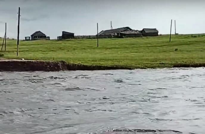 Нижняя Хила отрезана от мира: вода снесла дамбу (видео)