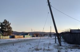 Столб повис на проводах и угрожает жизни селян в Забайкалье