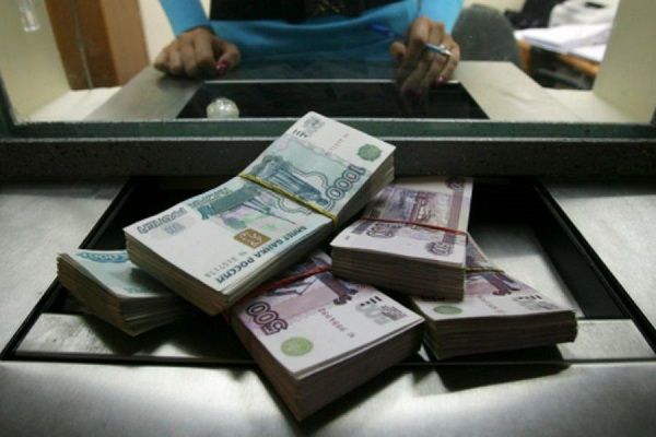 Жители России массово изымают свои банковские вклады