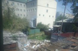 Свалка во дворе на Столярова, 35, вновь появилась в Чите
