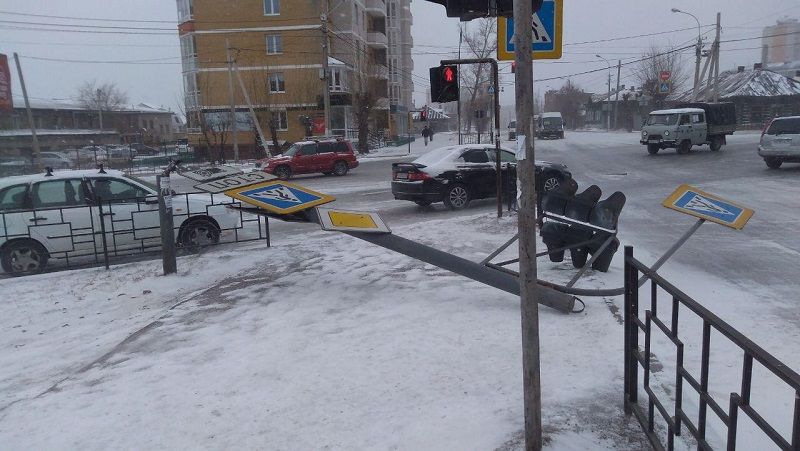 ​Ветер снес светофор на перекрестке Богомягкова и Кастринской в Чите