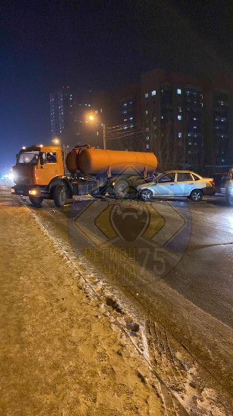 Легковушка влетела в говновозку на Ковыльной в Чите