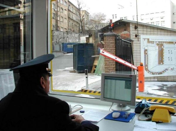 Сторож автостоянки в Петровске открыл шлагбаум угонщику
