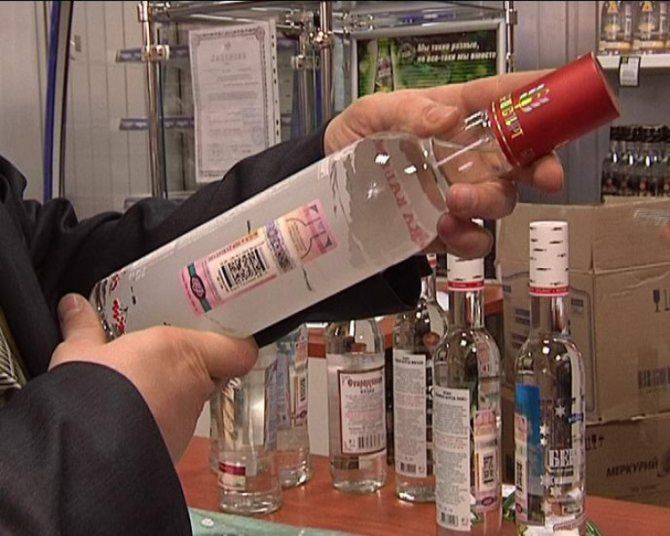 Пятеро мужчин разбавляли водку водой и поставляли в магазины Забайкалья 