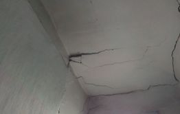 В Чернышевске многодетная семья вынуждена выживать в аварийном доме с провисшим потолком 