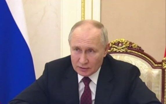 Путин поручил поддержать гражданских жен бойцов, погибших в СВО 