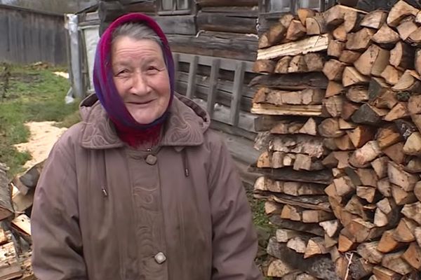 В Вершино-Дарасуне школьники помогают пенсионерам