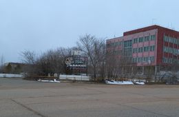 ​15-летняя девочка выпала с пятого этажа в Краснокаменске
