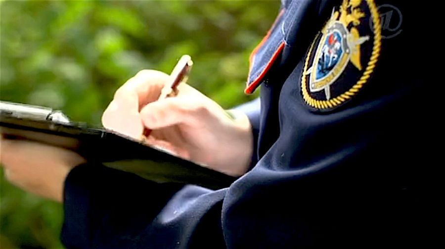 Следователи начали проверку после того, как на ребенка в Чите упал забор