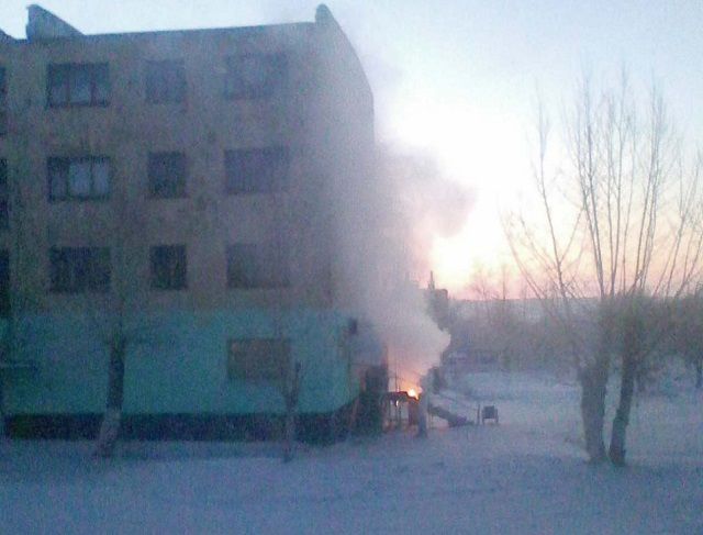 В Ясной мусор жгут прямо возле стены жилого дома