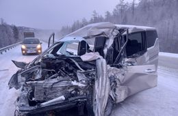 Фура, которая ехала из Москвы в Благовещенск, слетела с трассы Чита — Хабаровск из-за ДТП с минивэном